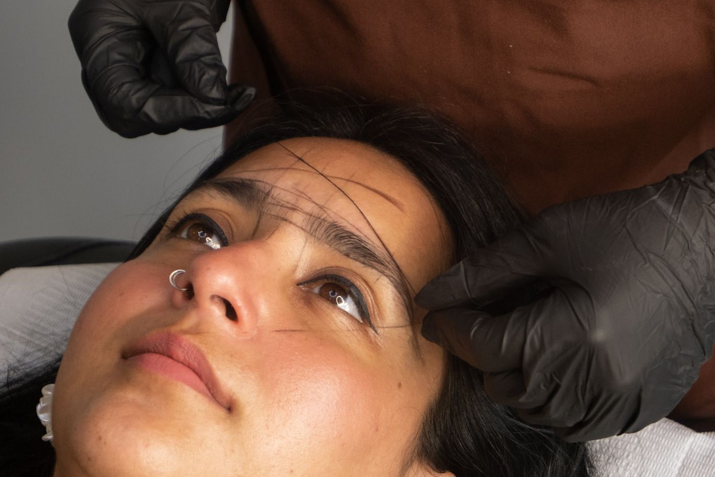 Brow mapping with string before cosmetic brow tattooing